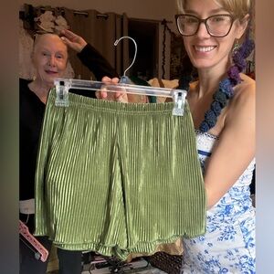 Green Pleated Women's Shorts sheen pj
